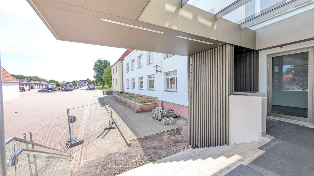 04_neubau_umbau_eingang_ibk_heyrothsberge_aistudio_architekten.jpg