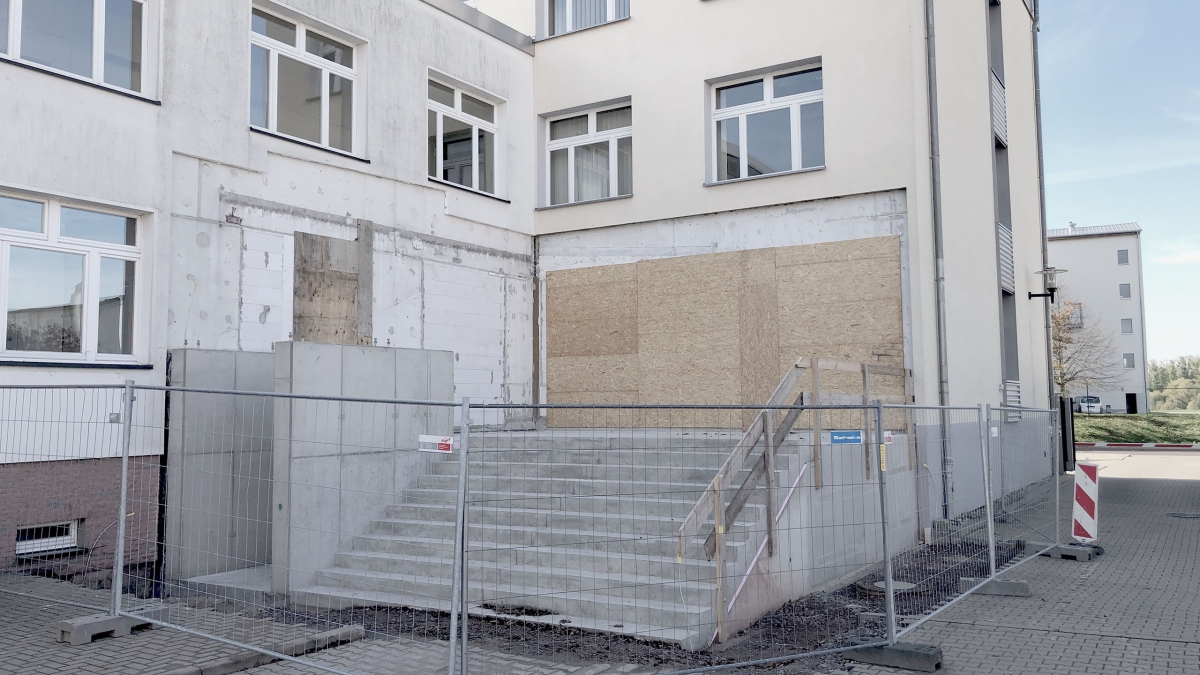 08_neubau_umbau_eingang_ibk_heyrothsberge_aistudio_architekten.jpg