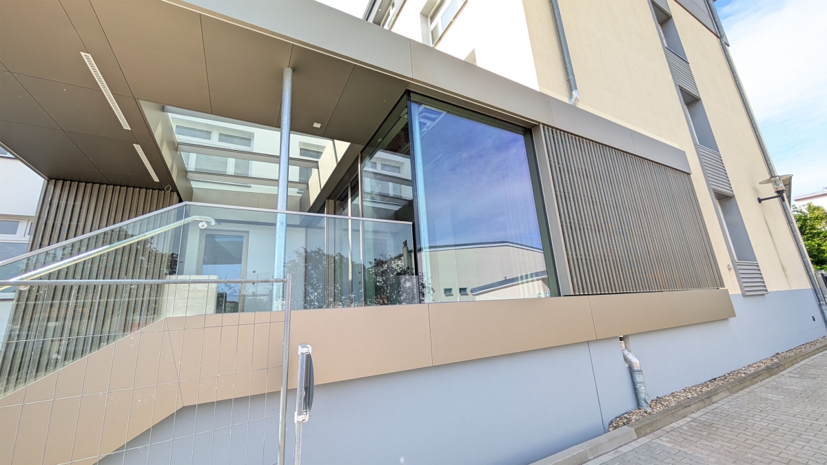 02_neubau_umbau_eingang_ibk_heyrothsberge_aistudio_architekten.jpg